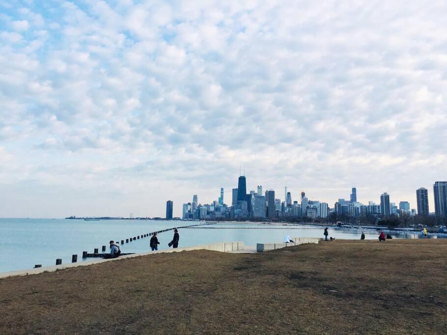 Entire Apartment In Heart Of Lincoln Park & Lake Sea And Beach Chicago Exterior photo