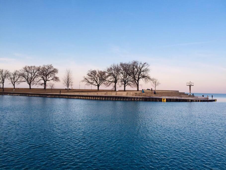 Entire Apartment In Heart Of Lincoln Park & Lake Sea And Beach Chicago Exterior photo